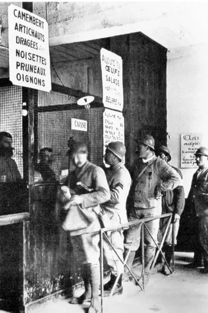 WW1 - War 14/18 - Les Poilus refuel at the canteen