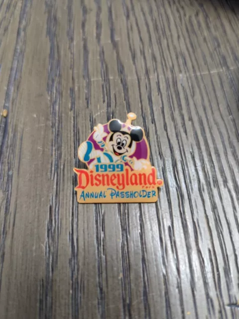 *~* Disney Dlr 1999 Annual Passholder Renewal Incentive Mickey Pin *~*