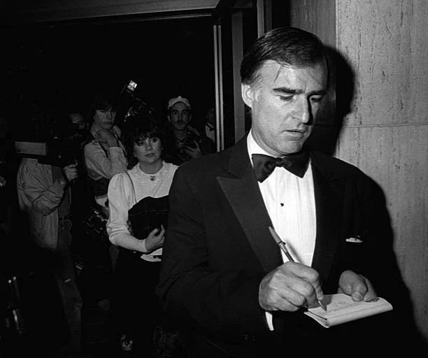 LINDA RONSTADT AND Jerry Brown attend Dreamgirls 1983 OLD PHOTO EUR 6