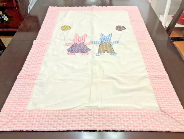 Edredón para bebé hecho a mano, cubierta para cuna rosa jengibre con apliques par de conejos vintage