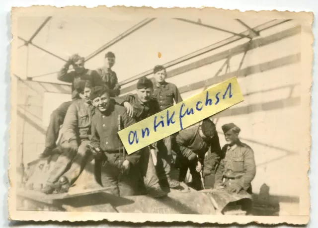 Foto - 3 :  Deutsche Panzer-Soldaten mit Beute-Panzer aus Frankreich im 2.WK