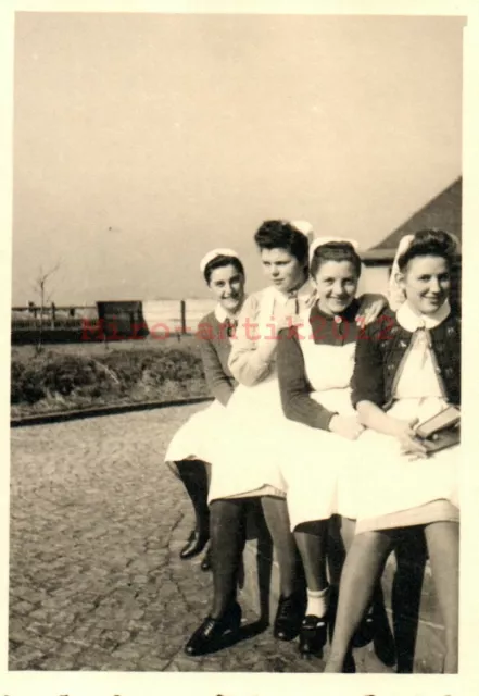 Foto, Luftwaffe LFl.Kdo.4, Hanau 2WK.: Sanitäterinnen auf der Mauer (MB)21141