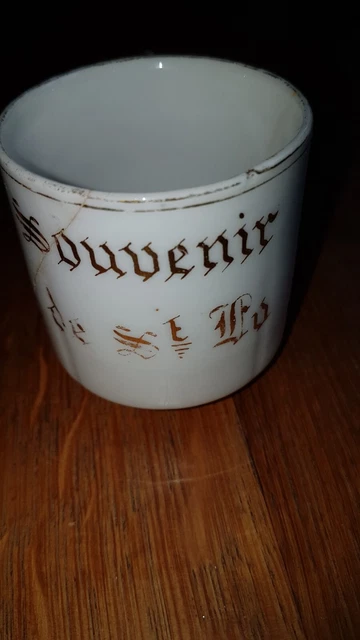 Tasse souvenir de Saint Lô porcelaine blanche liseré et écriture dorés années 50