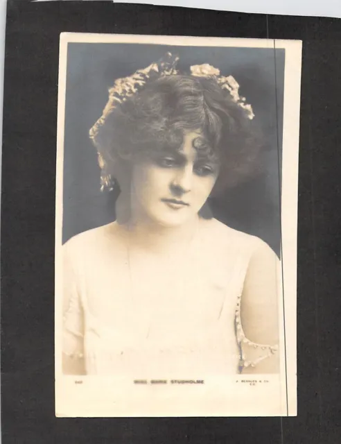 M0291 Glamour Miss Marie Studholme Beagles Photo vintage postcard