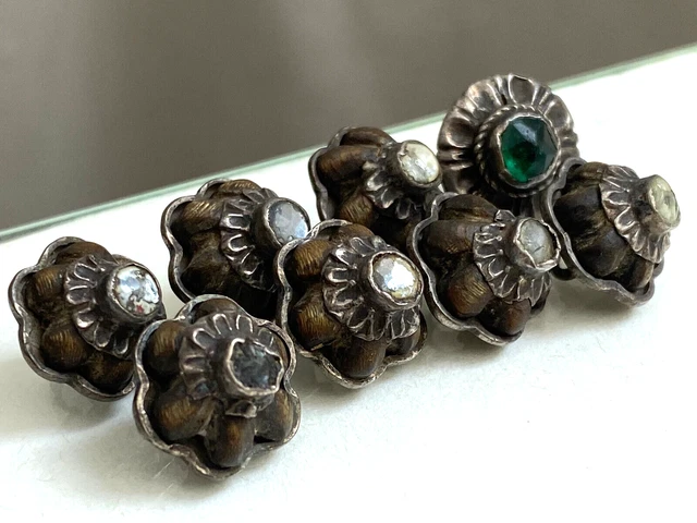 Lot De 6 Boutons Anciens En Corne Véritable - 4 De 28 Mm Et 2 De 24 Mm