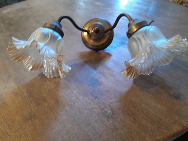 Wandleuchte zweiflammig Art Deco Vintage Glasschirm Blüte Röckchenschir Messing