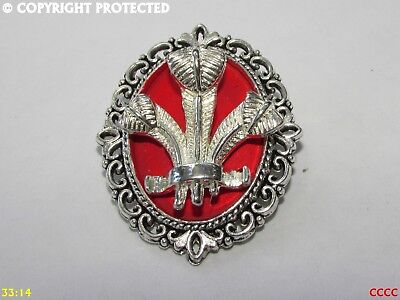 Lo Steampunk Spilla Badge Pin Rosso e Argento Principe di Galles Piume Gallese Cymru