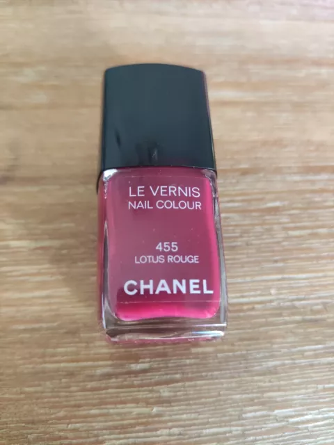 Le vernis à ongles  "N*455 Lotus Rouge" de Chanel.