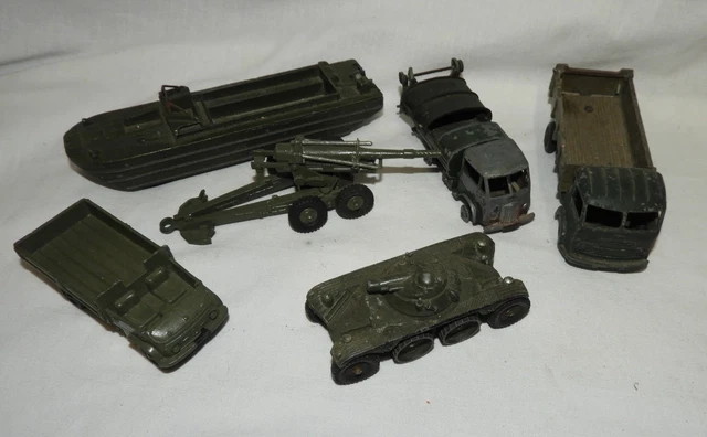Dinky toys - Lot d'une dizaine de véhicules dans l'état moyen , Vente