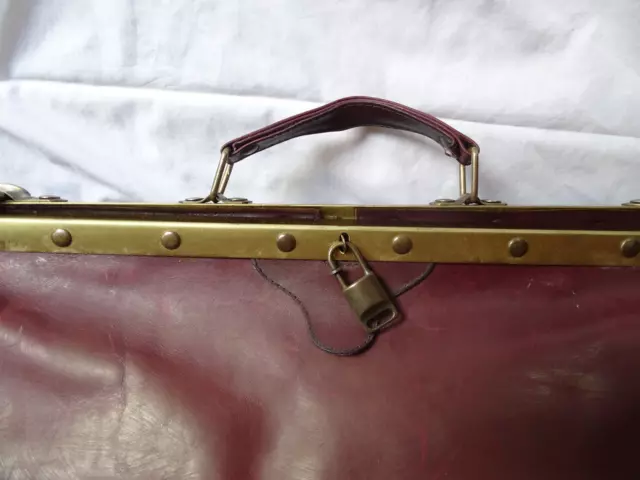 alte Hebammentasche aus bordeauxfarbenem Leder, vintage, 3