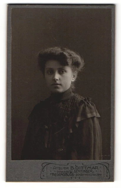 Fotografie B. Dittmar, Regensburg, Portrait junge Dame in zeitgenössischer Klei