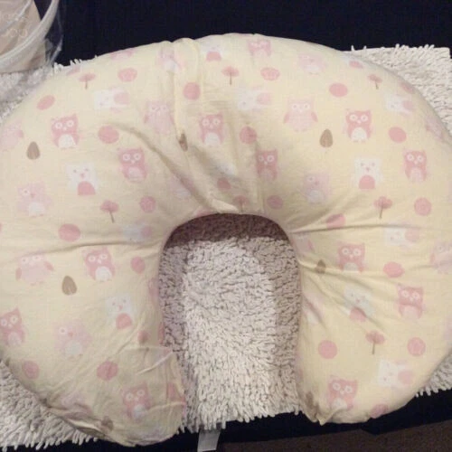 Almohada de lactancia Dreamgenii | forma c | búhos rosados ​​sobre crema | lindo patrón