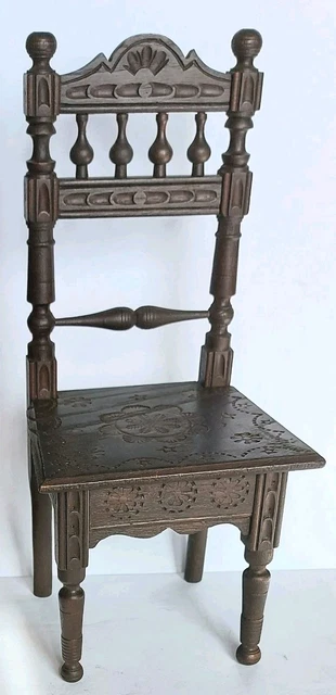 ANCIEN MEUBLE DE poupée,chaise coffre breton EUR 10,00 ANCIEN MEUBLE DE poupée,chaise coffre breton EUR 10,00
