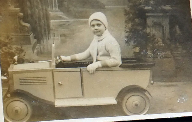 1935 Klein Elfriede stolz im Auto Oldtimer beim Fotografen zum Angeben Foto