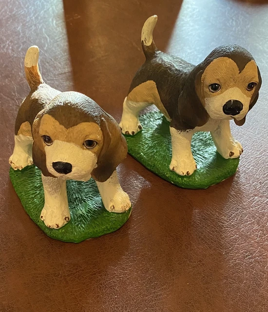 Tinder Times beagle dog figurines set of 2
