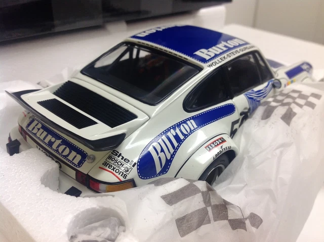 Exoto Racing Legends 1/18 – Porsche 911/934 RSR N°9 Vaillant – Boîte + Surboîte