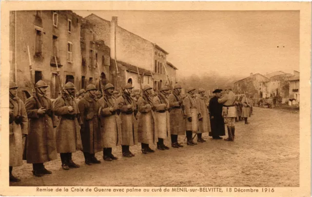 CPA Delivery of the Croix de Guerre with palm to the parish priest of MENIL-sur-.. (200598)