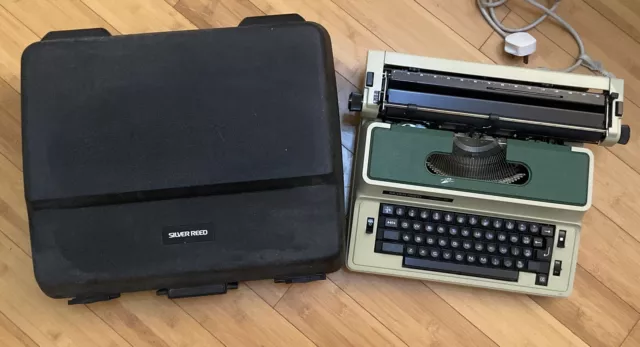 Vintage Silver-Reed 2600 CR Electronic Typewriter - With Case  (FOR SPARES)