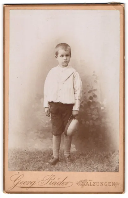Fotografie Georg Räder, Salzungen, kleiner Junge im kurzen Anzug mit Strohhut