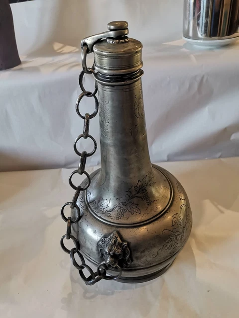 Ancienne gourde bouteille en étain. Art populaire.