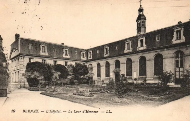 CPA 27 - BERNAY (Eure) - 19. L'Hôpital - La Cour d'Honneur