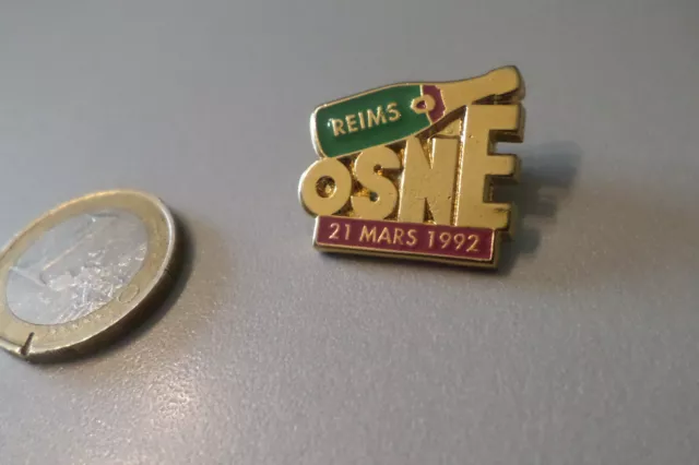 pin s broche badge CHAMPAGNE REIMS OSNE bouteille 21 mars 1992