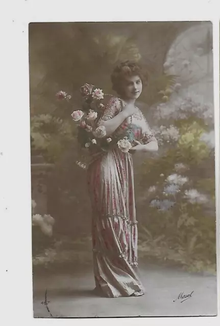 CPA  carte postale ancienne belle jeune fille en fleurs et robe rose