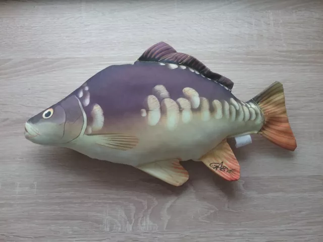 Gaby Fisch Kissen Karpfen klein 36cm Stofftier Kuscheltier Angler