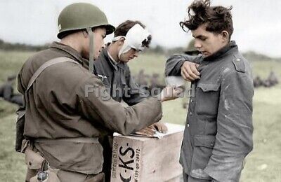 WW2 Picture Photo American soldier with German POWs 3246