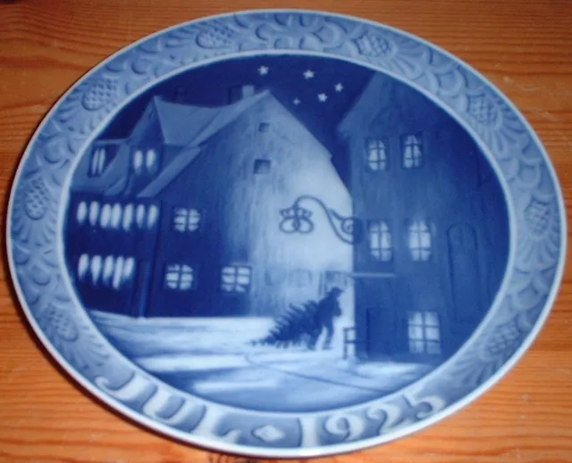 Christmas Plate 1925 From Royal-Copenhagen #5665