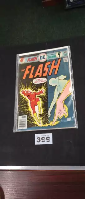 THE FLASH (1976) Featuring The Green Lantern #242 DC Colorful Comic - Softcover