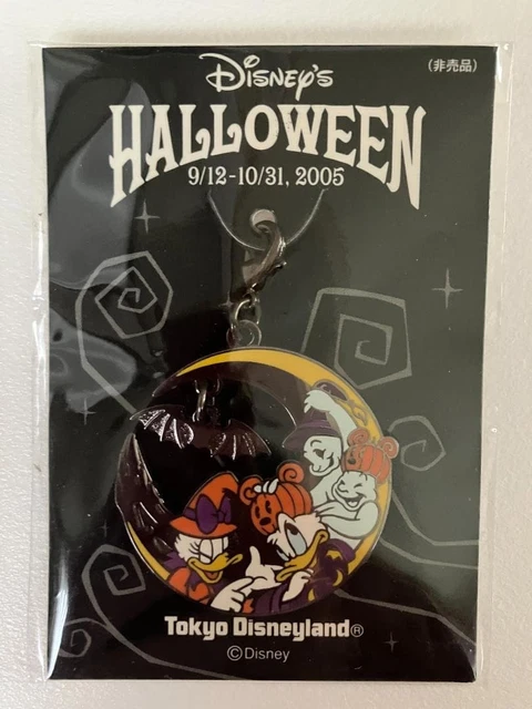 DISNEY HALLOWEEN 2005 Tokyo Disneyland Metal Charm Donald Daisy