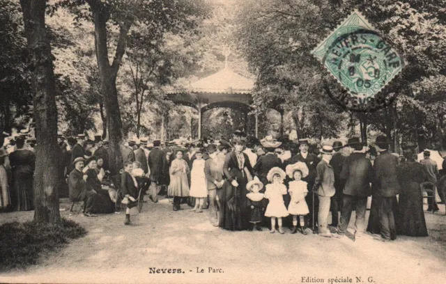 CPA 58 - NEVERS (Nièvre) - Le Parc (animée, kiosque)