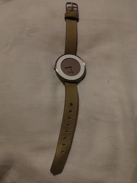 Ladies Pebble Time Round. (Boxed)