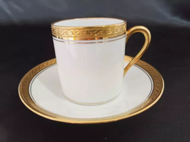 TASSE À CAFÉ EN PORCELAINE DE LIMOGES RAYNAUD Blanche et liseret or