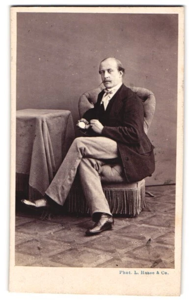 Fotografie L. Haase & Comp., Berlin, Portrait Herr im Anzug präsentiert seine T