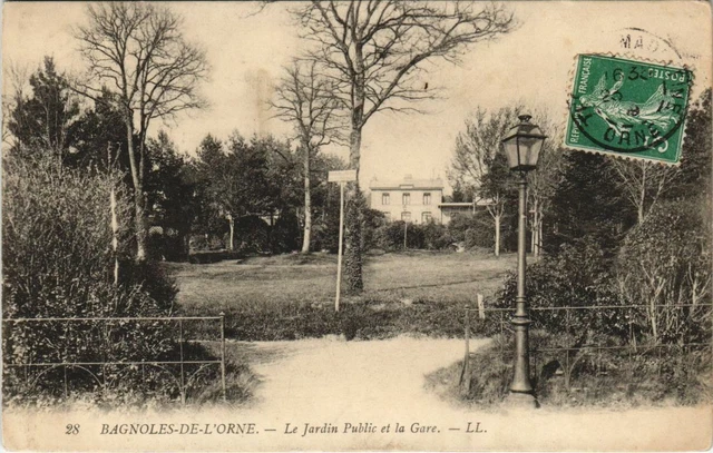 CPA BAGNOLES-de-l'ORNE-Le Jardin Public et la Gare (29374)