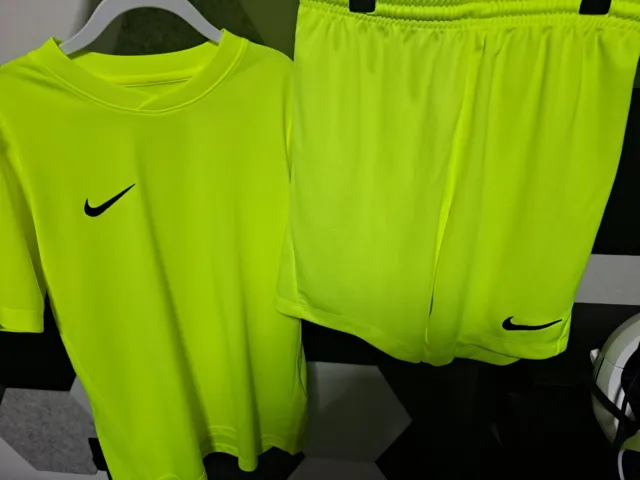 Boys Nike Dry Fit Tshirt & Shorts Set Size Medium