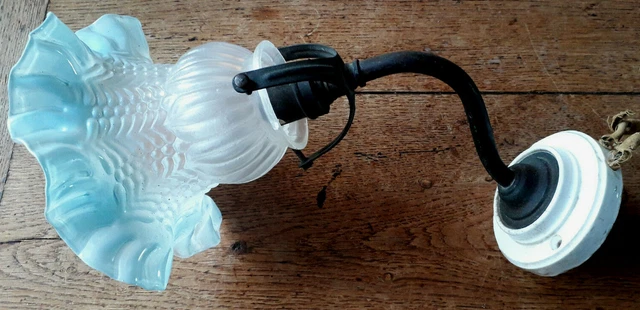 Ancienne APPLIQUE col de cygne avec sa tulipe en verre au bord denteté bleuté.
