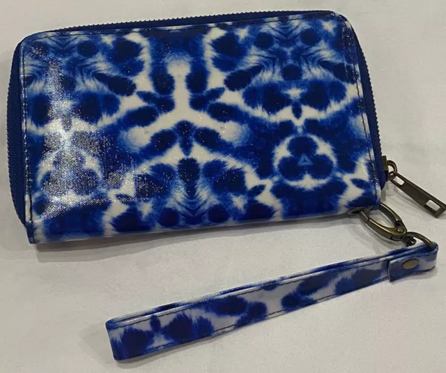 Wander Wallet NWOT  Wristlet Accordion Zip Around Blue Batik