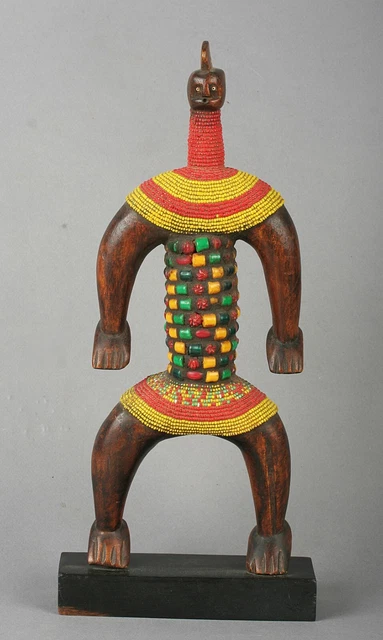 Ancienne poupée en bois Pinocchio de personnage de conte de fées | Photo Premium