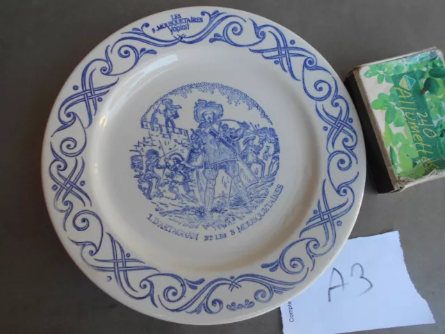 A3. Ancienne assiette en faïence publicitaire YOPLAIT Les 3 Mousquetaires 1970