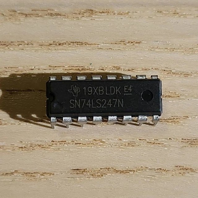 74LS48 BCD-to-7 Segment Decoder/Driver IC in Pakistan