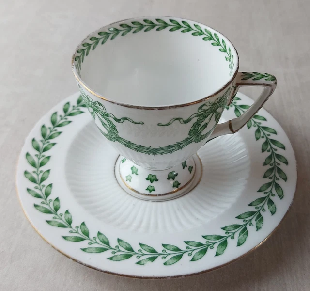 Lot de tasse + sous tasse, style empire / lauriers, en porcelaine Sarreguemines