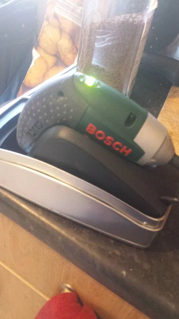 Bosch IXO 3,6v Cacciavite al litio culla di ricarica 10 bit in latta metallica NOS IN OTTIME CONDIZIONI