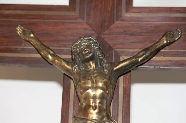 Ancien  grand crucifix en bois et bronze , 45 x 24 cm 3