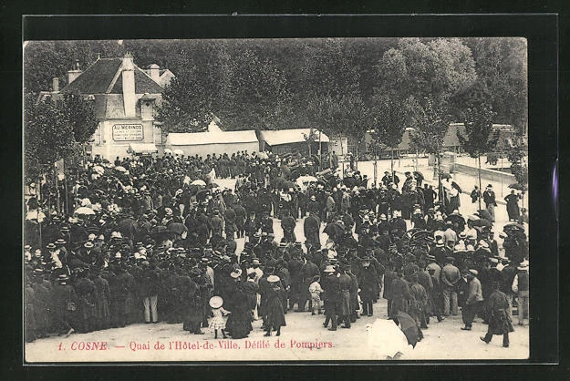 CPA Cosne, Quai de l´Hotel de Ville, Défilé de Pompiérs