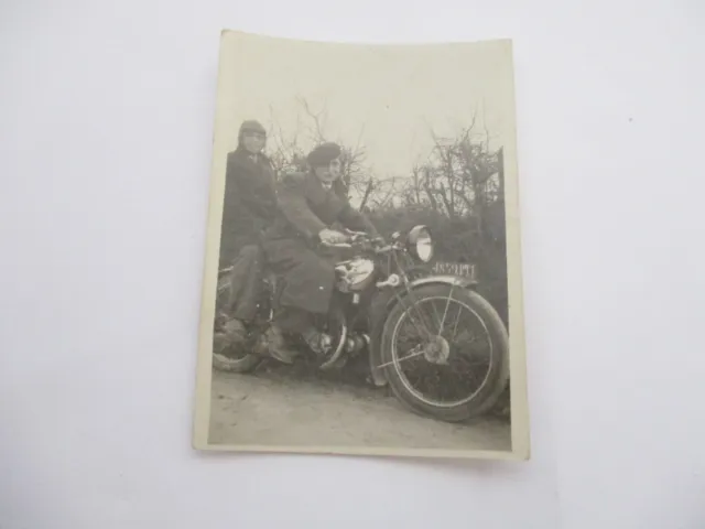 Ancienne Photographie Vehicule Ancien De Collection Deux Jeunes Hommes Sur Moto