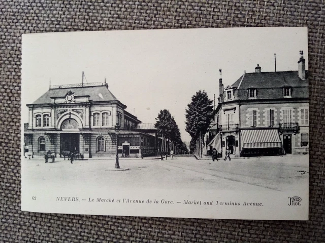 Cpa Nevers Le Marché Et L Avenue De La Gare
