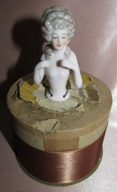 Demi Figürchen Half Doll aus Porzellan Anfang 20. Jahrhundert Alt Dose Houbigant